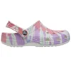 Classic Clog de Crocs, de tacón plano, deportivo y colorido, en azul