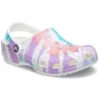 Classic Clog de Crocs, de tacón plano, deportivo y colorido, en azul