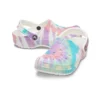 Classic Clog de Crocs, de tacón plano, deportivo y colorido, en azul