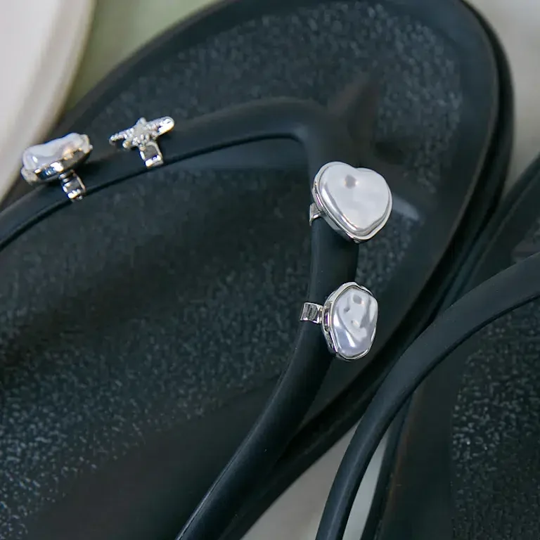 Colgantes Jibbitz «Baroque Drop Pearlsandalccharm» Colgantes Jibbitz «Baroque Drop Pearlsandalccharm»