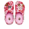 Crocs x A Bathing Ape: zueco «Carnation»