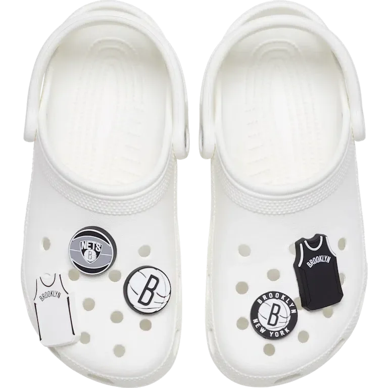 Pack de 5 colgantes Jibbitz™ de los Brooklyn Nets de la NBA Pack de 5 colgantes Jibbitz™ de los Brooklyn Nets de la NBA