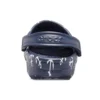 Sandalias Classic Clog con estampado, color azul oscuro