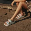 Sandalias Saturday con hebilla esmaltada para mujer