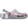 Sandalias unisex deportivas casuales de talón plano para exterior Coca-Cola x Crocs Crossover Light X, color gris
