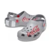 Sandalias unisex deportivas casuales de talón plano para exterior Coca-Cola x Crocs Crossover Light X, color gris