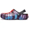 Zapatillas de casa unisex Classic Tie-Dye Stay Warm Cozy de Crocs, moradas y rojas