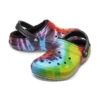 Zapatillas de casa unisex Classic Tie-Dye Stay Warm Cozy de Crocs, moradas y rojas
